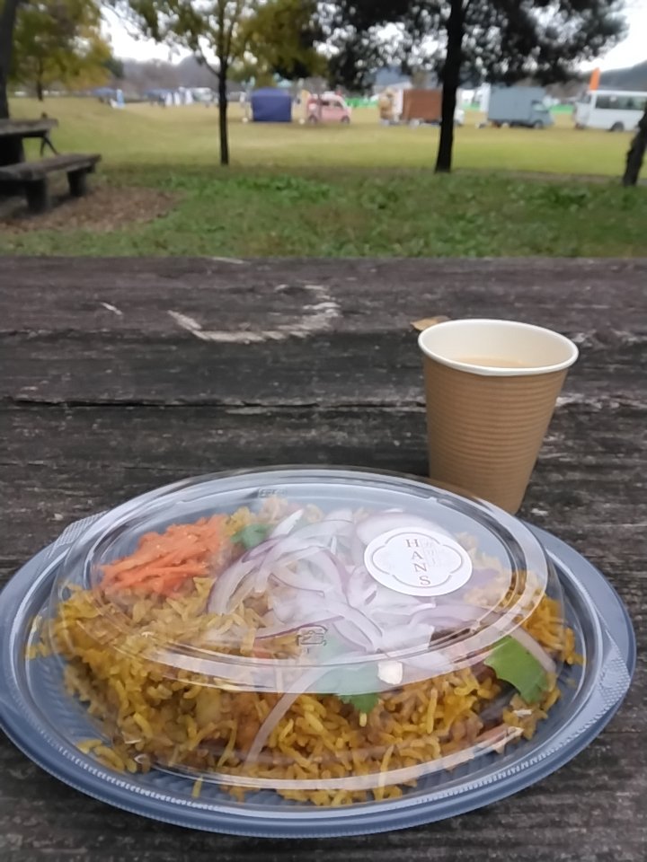 marines23H's tweet photo. ９時過ぎくらいの会場の様子。まだガラガラです😅
そして、超寒い🥶

１年目のフェスだそうで、諸々まだまだこれからだなぁという印象☺️

推しのキッチンカー、#カリーHANS さんのビリヤニを食べながら🍛
しかし、他のキッチンカーも魅力的✨

#カヌマキヤンプフェス2023
#campcampfes https://t.co/jCEuwEikq1