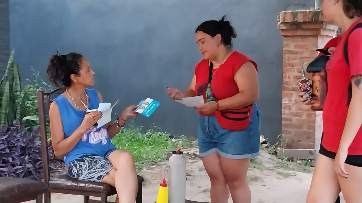JPEvitaFederal's tweet photo. 🙋🏻🙋🏾‍♀️A lo largo y ancho del país la jóvenes salimos casa por casa y barrio por barrio a hablar con cada argentina y argentino💪🏼

❤️Para que este 19/11 elijamos por amor a nuestra patria y votemos #MassaPresidente 🇦🇷 https://t.co/vU3sumT8u5