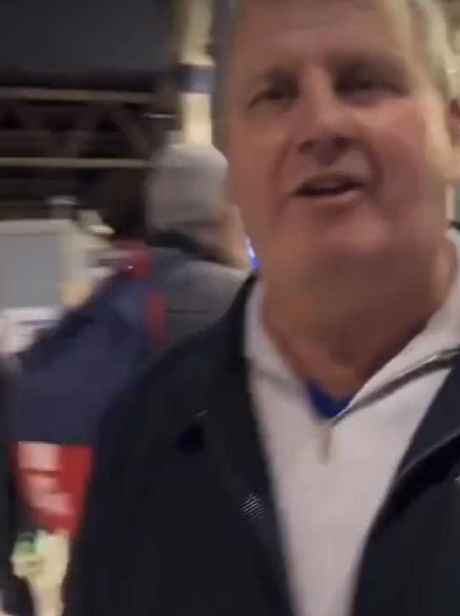 notnazk's tweet photo. Hi @metpoliceuk why don’t you actively look for these people first? Who are very clearly committing hate crimes, instead of an Asian girl holding up a sign with coconuts. https://t.co/2v2VkCLnGq