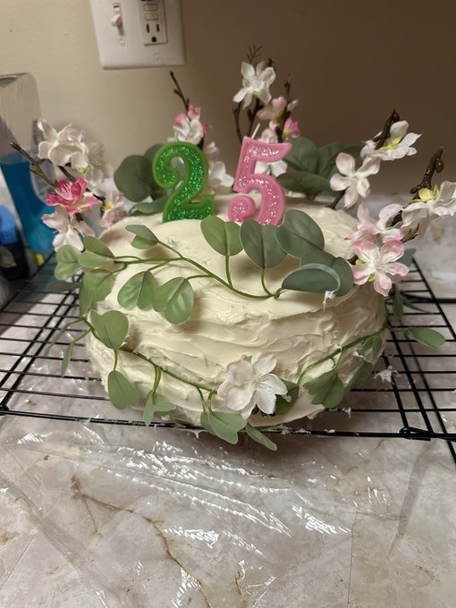 So fun fact! I love to bake and I made my friend this cake for her birthday super simple, but still cute<a href="/tag/cake"class="tags"><span>#cake</span></a><a href="/tag/birthday"class="tags"><span>#birthday</span></a>