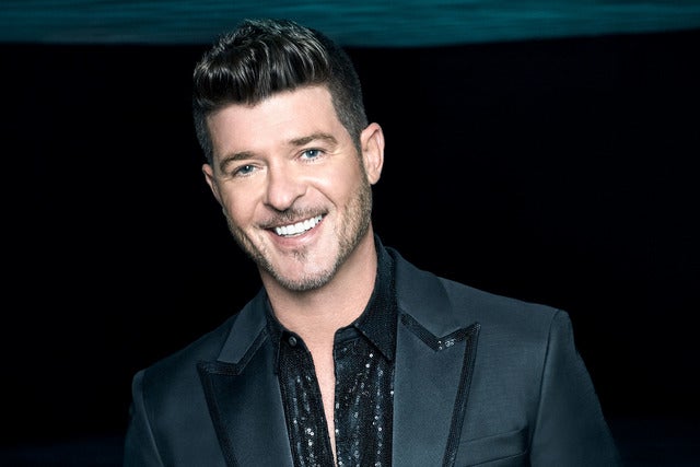 Robin Thicke chega daqui a pouco no Na Pista ao lado de Jessie J com o som de DJ Cassidy  no Na Pista A Tarde FM!
Começa 22h e você pode ouvir pelo site atardefm.com.br, também em nosso aplicativo e em 103,9 do dial em Salvador e RMS.

#napistaatardefm
#djeddievaldez