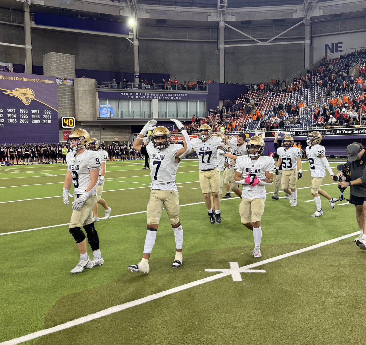 IHSAA's tweet photo. Final in 3A: Bishop Heelan, Sioux City 16, Creston 13. Crusaders are back in the #iahsfb finals for the first time since 2014 after holding off high-powered Creston. Heelan rushed for 234 yards as a team. 
🏈 https://t.co/dTu0lf7gxG https://t.co/5yPcCIYsD6