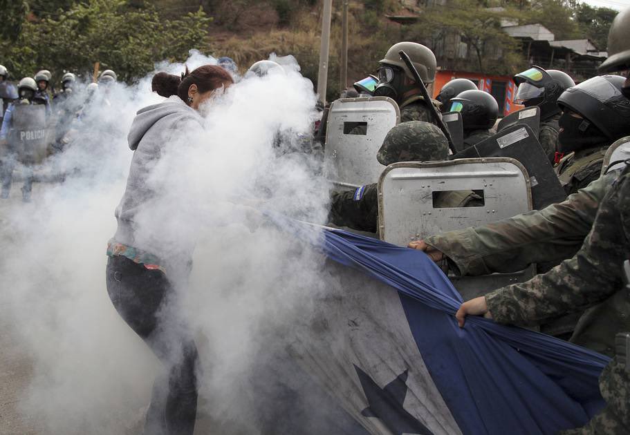 Si Kilvett, hasta en eso no somos iguales a ustedes.

Tú partido mandaba a reprimir, golpear, gasear y violentar a mujeres, niños y adultos mayores que asistían a las marchas.

Esos años oscuros de represión ya pasaron y NO VOLVERÁN.