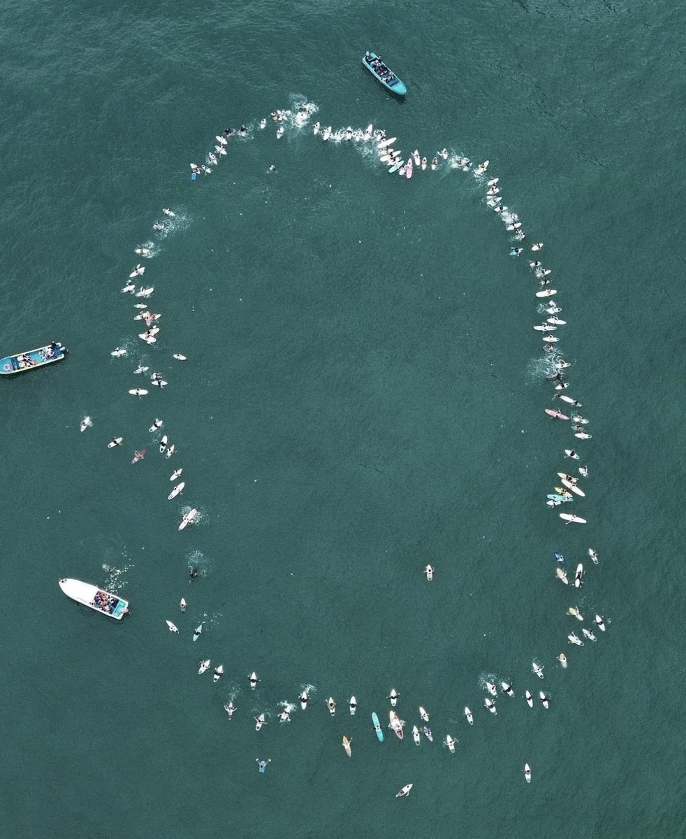 Honor, respeto y dignidad…el surf y su gente son únicos y asumen la grandeza de lo que son …
Paddle out por Israel Barona en Montañita.