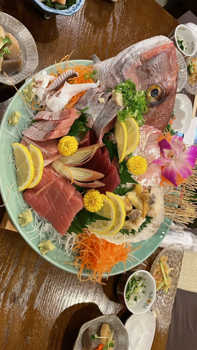 joshi_blog's tweet photo. 三島市にある「鮨処まつ田」さんに行ってきた。肝心のお寿司写真撮るの忘れちゃったけど、赤酢のシャリでとっても美味しかった！刺��も感動的においしい、、また行きたいな。
#三島市 #静岡県 #グルメ #おいしい #すし #刺身 #おすすめ https://t.co/ZEMuTmcXMU