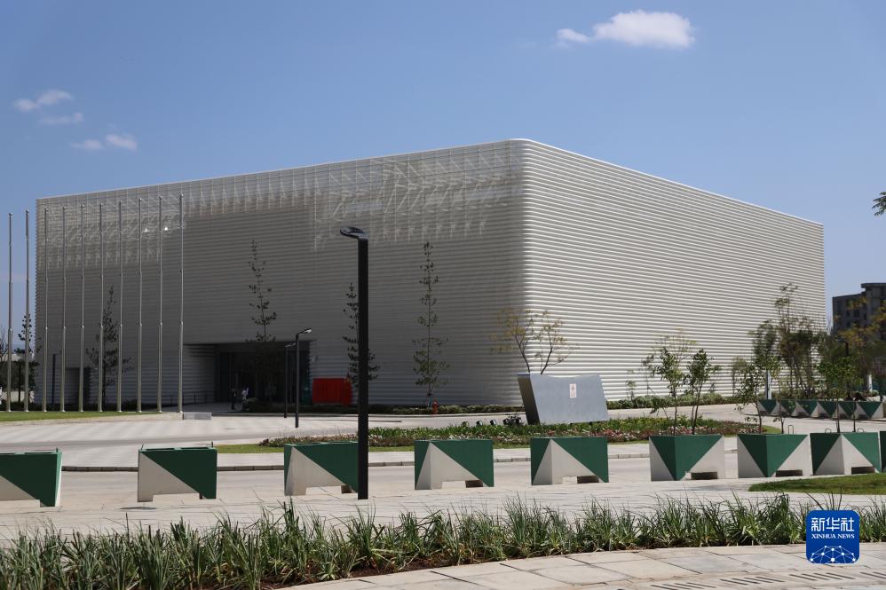 PDChinese's tweet photo. 【中國援建的非洲疾控中心實驗室揭牌】中國援建的非洲疾病預防控制中心實驗室10日在埃塞俄比亞首都亞的斯亞貝巴舉行揭牌儀式。非洲疾控中心表示,該實驗室的正式啟用將幫助非盟成員國改進疾病診斷、監測和疫情應對能力。 https://t.co/4zipBfbALY