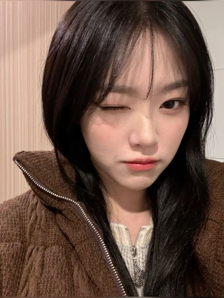 dailyaeong's tweet photo. shes so cute im gonna sob

[🎧] #LOONA #LOOSSEMBLE #HYUNJIN https://t.co/V6TeW72TNN