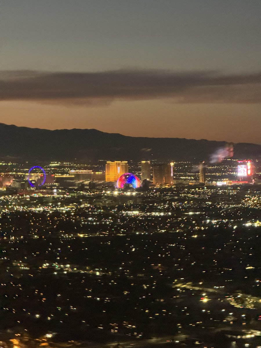 thecadgeek's tweet image. Grabbed a (slightly blurry) shot of The Sphere with the @autodesk logo as my flight landed in Vegas for #AU2023.