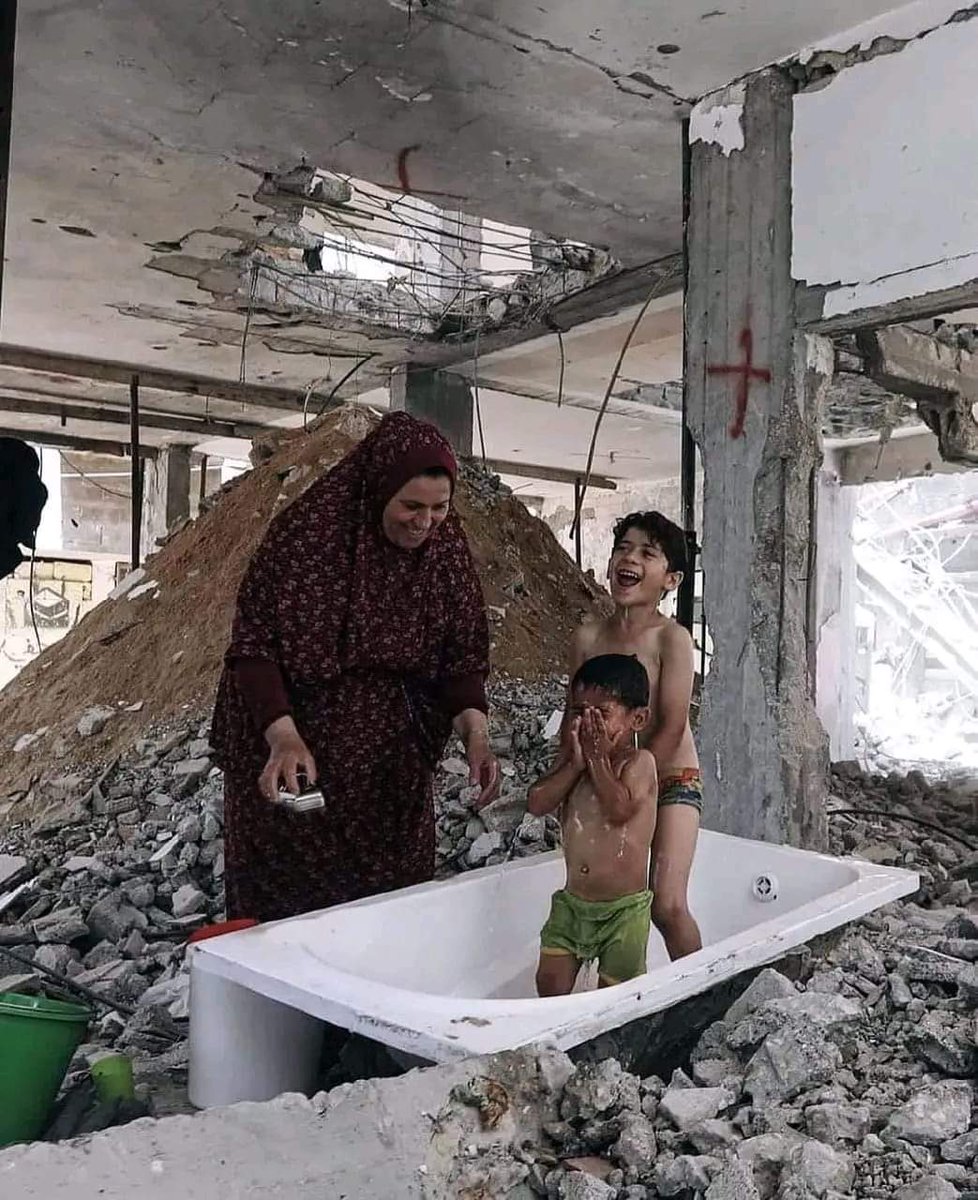 Esta imagen me recuerda la película "La vida es bella", los padres hacen hasta lo imposible por la felicidad de sus hijos. 
#FreePalestine