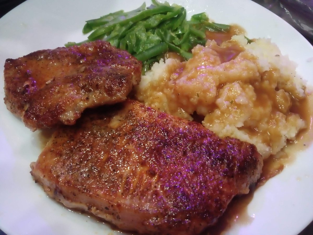 MakingFoodUp's tweet photo. Had some meat and potatoes for dinner tonight. Pork chops turned out so juicy 😊 #dinner #yummy #homecooking https://t.co/Okul0fGrUV