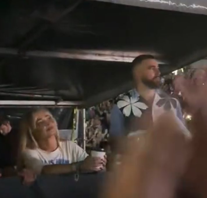 thisisvertrying's tweet image. the way it looks like sabrina is siting but she’s actually standing