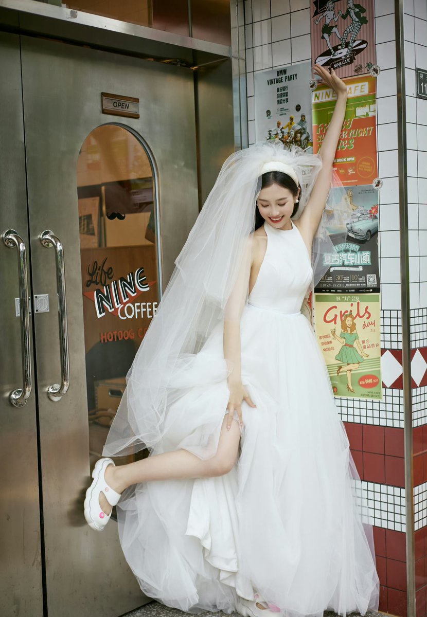 #洞洞鞋 和婚纱超配。#wedding https://t.co/IdbiUeZdQ2