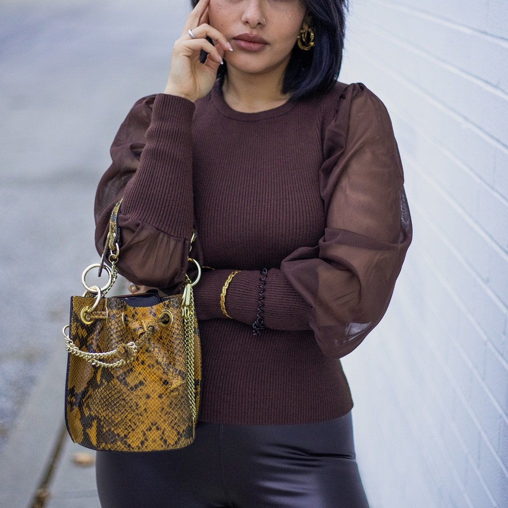 Bag Crush Alert! Meet the mini JENNY Bag—your new go-to accessory! 🛍️ Elevate your style by shopping it online at #heraccessorylane
.
.
.
#bagcrush #minijennybag #fashionfaves #mood #handbags #shopsmallbusinesses #leathergoods #mondaymood #trendyaccessories #shopsmall #accessory