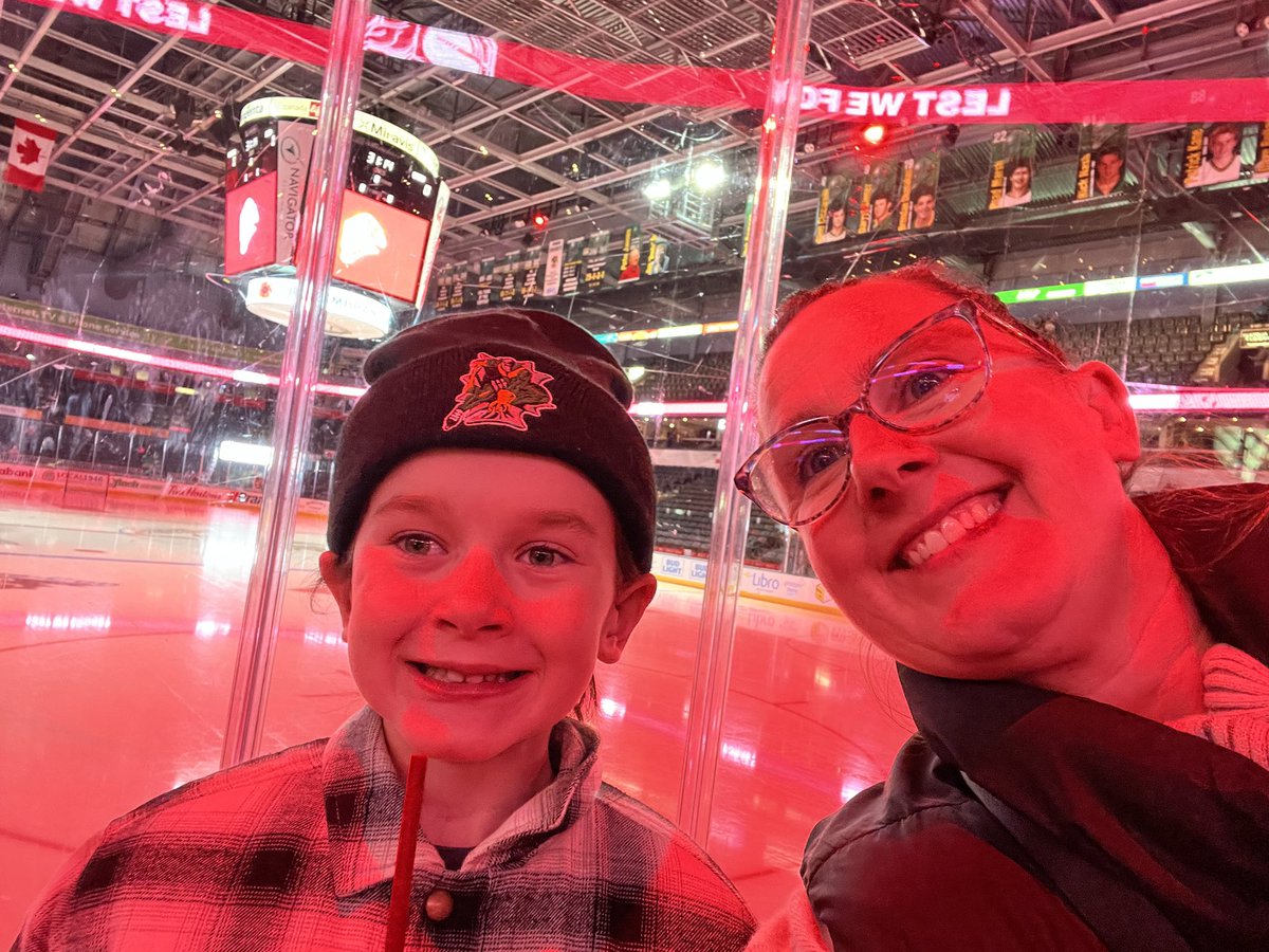 sneezyroo's tweet photo. Special mom and son night. Section 111 row b seat 6. @LondonKnights @CoultersRx #snapshotgiveaway https://t.co/Apo5QwacJs