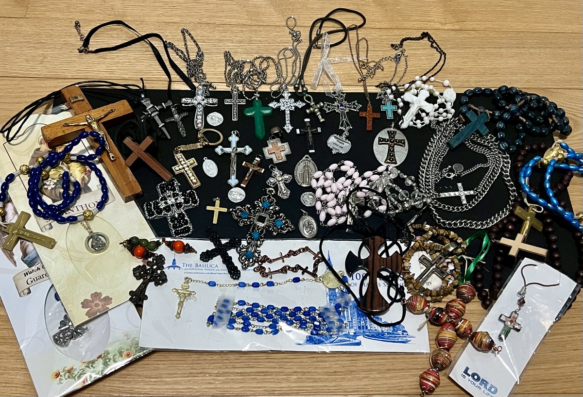 GIFTS GALORE #HUGE 40+ PC LOT many cross necklaces and relics #ReligiousJewelry Rosaries Spiritual Beads #Medals Cross 1.25 LBs #holidaygifts #crossnecklace #religious #jewelrylot #ebaylot #giftideas #rosaries #stockingstuffers #vintagegifts 

ebay.com/itm/2664556056… #eBay