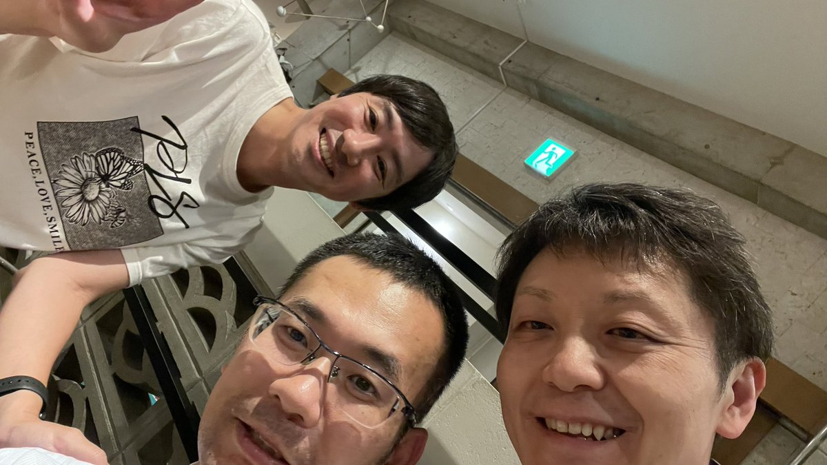 tasuku_0108's tweet photo. 元廣さんからサイン頂いて、兵庫の笹沼さんからは雑誌でiconavi @iconavi1 を紹介頂いて、籔脇さん生田さんと #8thCOT のシンポジウム打ち上げ1年越しに出来て、

和歌山の鍵野さんとは再来週また東京で会えるし、

学会でいつももらえるのは人との繋がりと、明日からの原動力です！
ありがとう沖縄！ https://t.co/enfd1bMQag