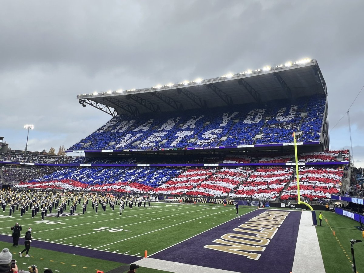 bevidon's tweet photo. Thank you veterans! #UWvsUtah #GoHuskies https://t.co/2DIdFb69yb