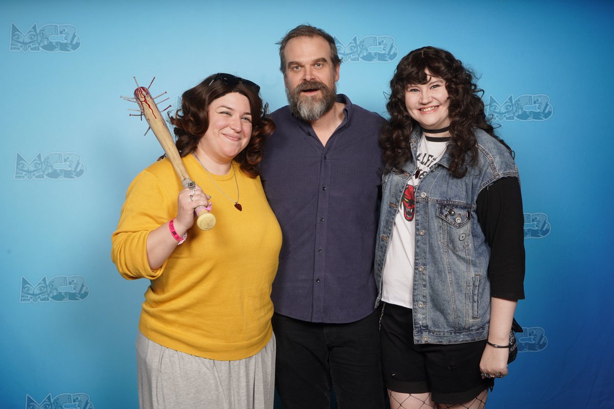 BatsAndBatsAndi's tweet image. &quot;Steve and Eddie! Nice to see you.&quot;
HE&apos;S SO SWEET
He also laughed when we said &quot;Bye, Dad!&quot; 🥹 (@HawkinsThings11 as Eddie)
#MotorCityComicCon #MCCC