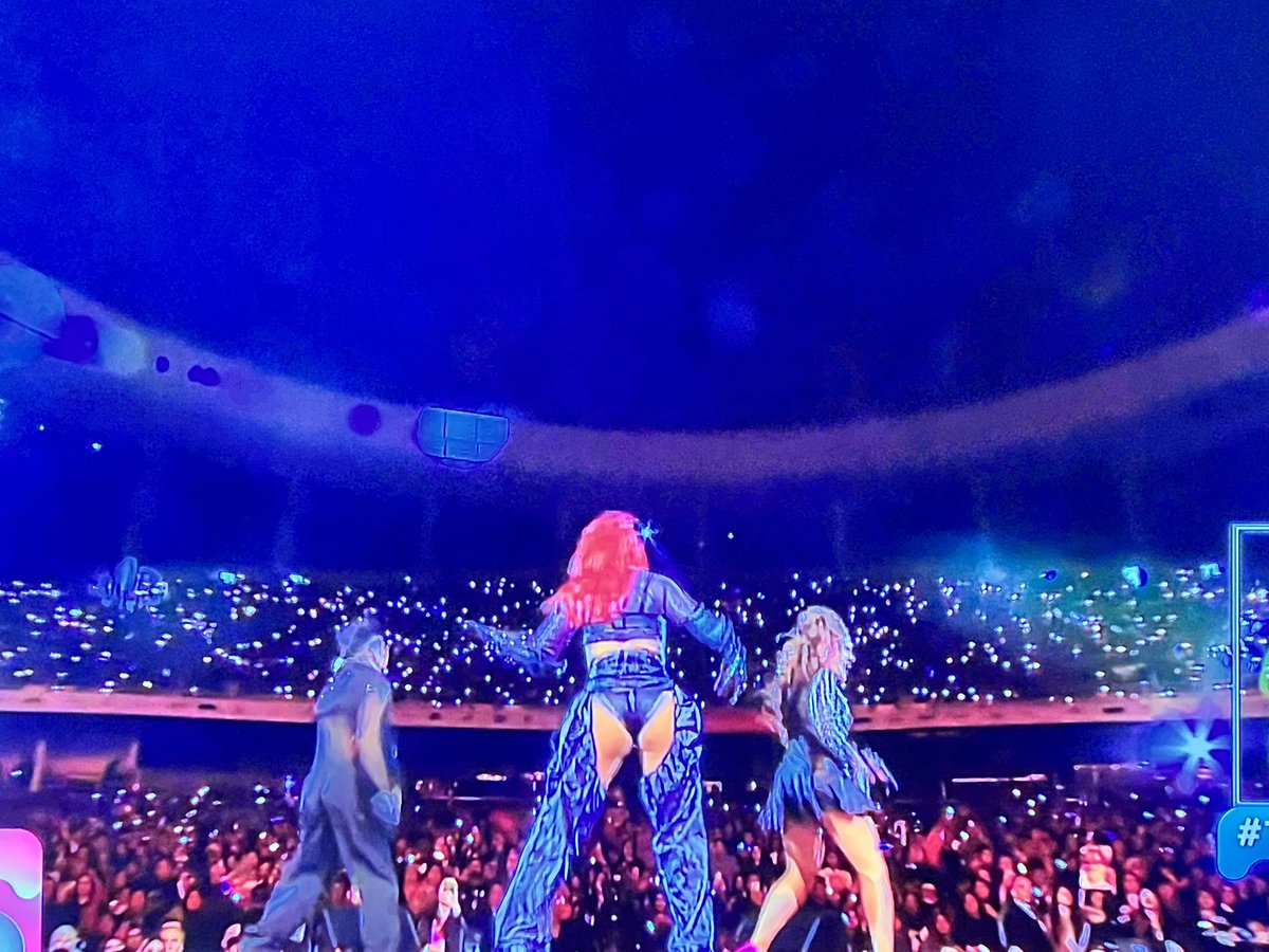LaChau's tweet photo. Karol G o Karen Paola???? 

😍😍😍😍😍😍
Tremendo show  que se sacó!!!!! Buenísima producción 💜 Máxima👏🏼 https://t.co/N5gL7RmlcG