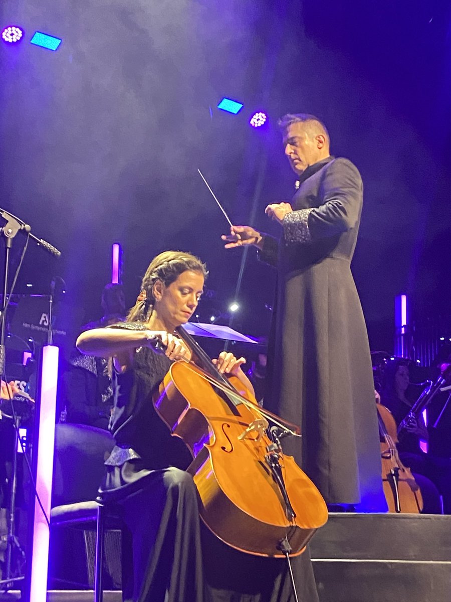 Sábado por la tarde disfrutando de HENKO, la nueva gira de ⁦<a href="/FilmSymphony/">Film Symphony</a>⁩
En las fotos, Blanca Valido cantando y Rocío Fuentes al cello con ⁦<a href="/cmartinezorts/">Constantino Martínez-Orts</a>⁩ 
👏🏻👏🏻👏🏻👏🏻👏🏻👏🏻