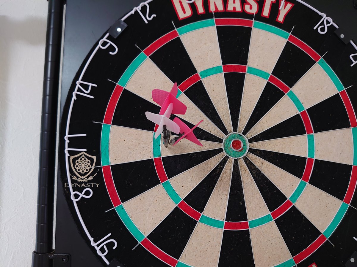 ハードのブルがダメだから11Tをブルに見立ててるけど、少しずれるんだよね…
単純に下手なだけたんだけどwww
あと3週間だから調整しないとー

#ダーツ好きと繋がりたい  
#ソフトダーツ
#ブル練習
#コスモダーツ
#ハードダーツ