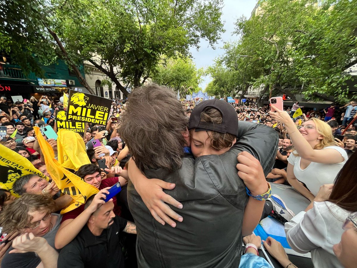 JMilei's tweet image. MIEDO VS ESPERANZA 

Todas las corporaciones nefastas de la Argentina que se han beneficiado como parásitos del esfuerzo de los argentinos están en contra nuestro. Quieren asustar a la población. Quieren infundir miedo. Porque el miedo paraliza. Y si te quedas quieto nada cambia.…