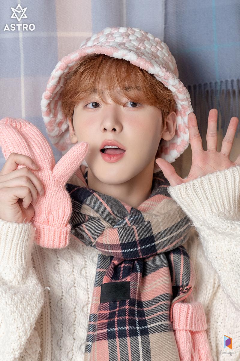 sanha_ggoya's tweet photo. 놀랍게도 같은제품 맞아요ㅋㅋㅋ
산하가 쓰면 더 예뻐보이는 매직

필요하신분 계실지 모르겠지만
RT이벤트 해볼게요

퍼플뽀글이는 같은제품
핑크 모자는 핑크색 아니고 골드에요
예쁘게 써주실분 찾아가면 좋겠어요
추운 겨울 따띠하게 보내세요
RT만 해주시면 됩니다
당발은 화욜 할게요 ｡·͜·｡ https://t.co/FVSuX2p6sH