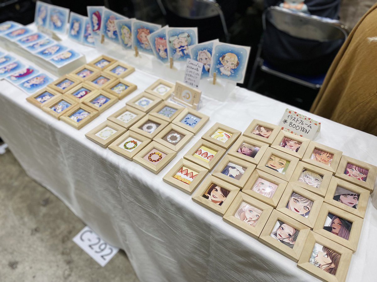chigisaki_'s tweet photo. 2日目～！
相変わらず本人不在ですが
どうぞよろしくお願い致します！

西1F C-292
※レジはC-293になります！

#デザフェス #デザフェス58 https://t.co/Ivj9pYEdj2
