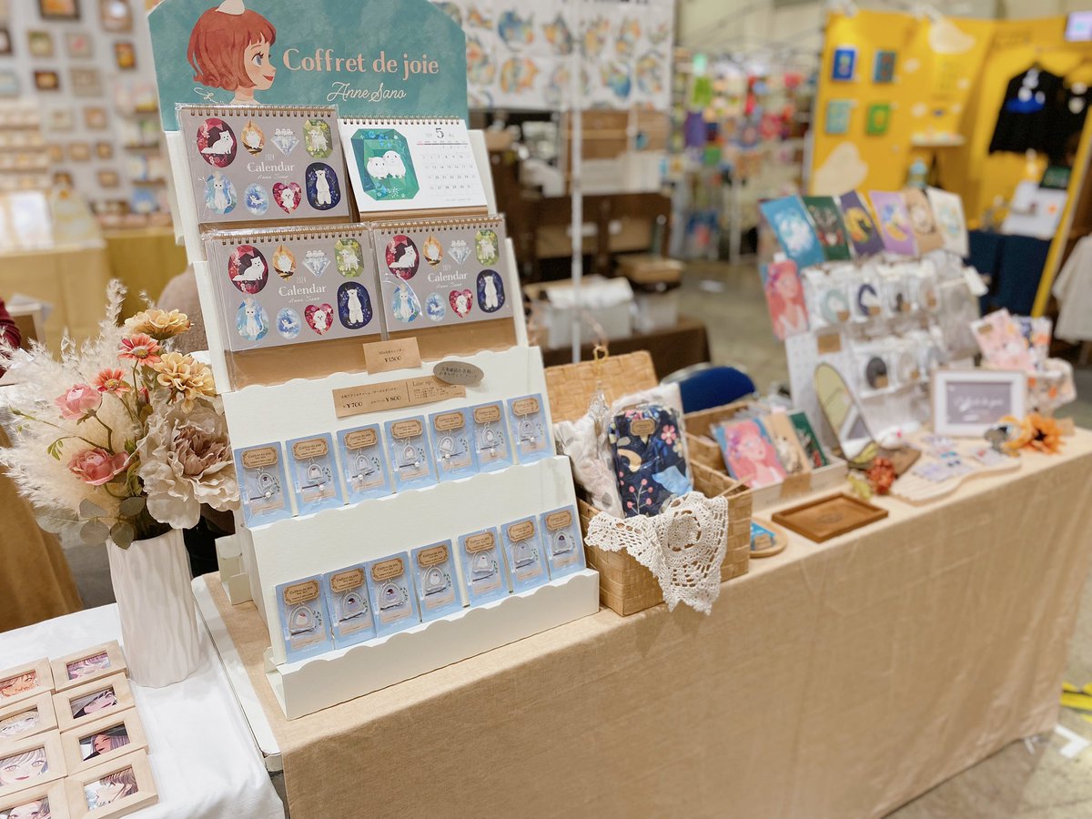 Ann_e_design's tweet photo. 📣2日目設営完了しました！

本日もCororie*さん（@cororie_s3 ）お休みの為C-292.293の両方のブースを使って私が代わりにCororie*さんの商品も販売しております！レジはC-293側で承ります🙏

文鳥好きさんに届け〜！

宜しくお願いします💐

#デザフェス　#デザフェス58 https://t.co/tZoK12View