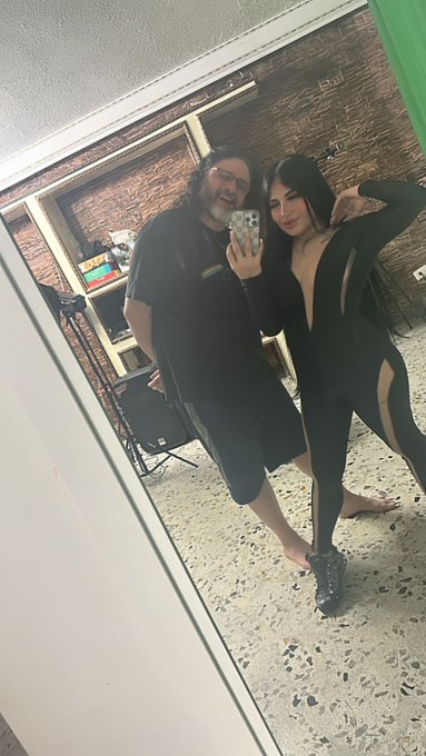 Kittys here and we are about to be live. https://t.co/DYUcSioMZl