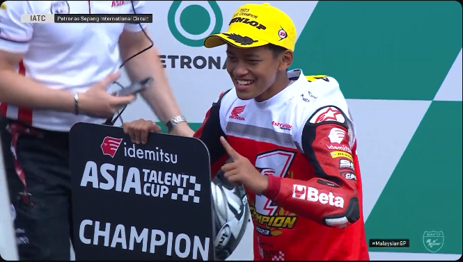 Veda Ega Pratama menjadi pembalap Indonesia pertama yang sukses Juara Asia Talent Cup 2023.

Titel direngkuh usai Veda cetak kemenangan ketujuhnya musim ini dalam Race 2 di Sepang, Malaysia.

Veda juga samai rekor 7 kemenangan milik Taiyo Furusato pada 2021 lalu.

Sejarah! 🇮🇩🏆