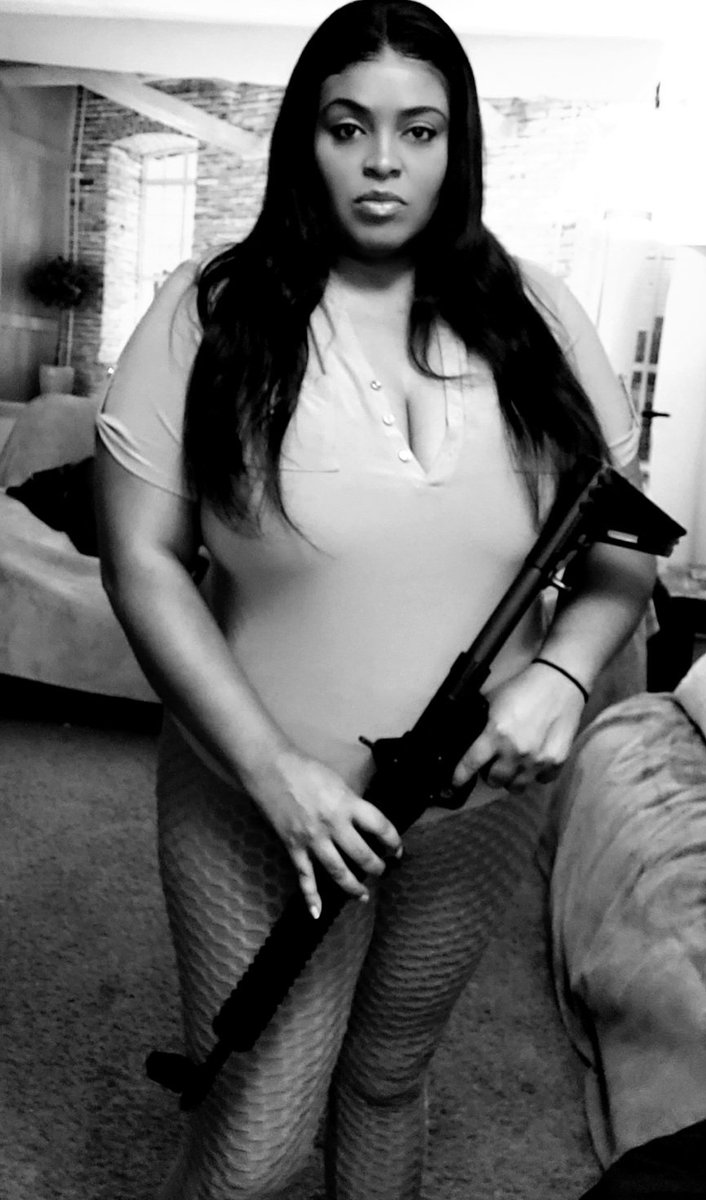 BeyonceCleavage's tweet image. 5ft 9in 💯🙌🏾 #BigFineBBW w/my bfs Smith &amp;amp; Wesson #2ndAmmendment