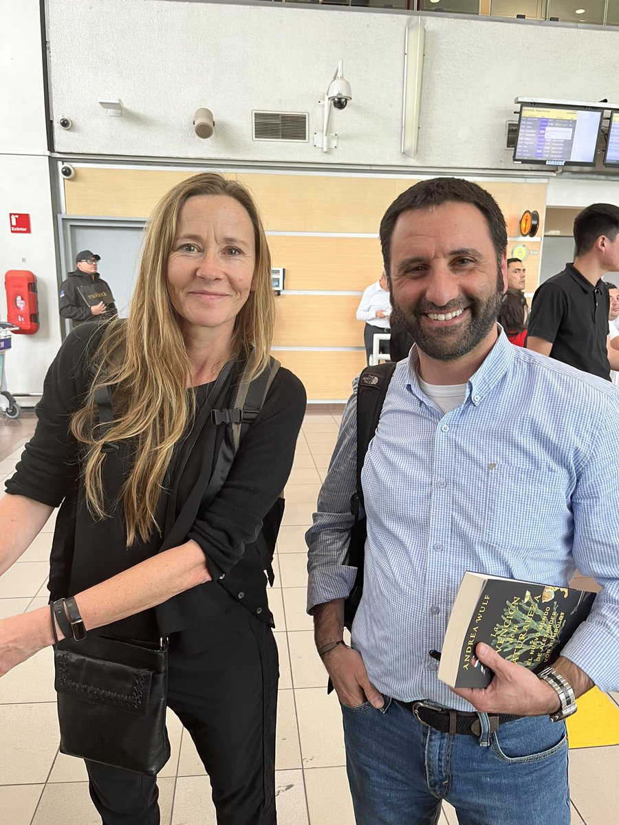 davidzaviezo's tweet photo. Encuentro casual con la grandísima #AndreaWulf @puertodeideas https://t.co/6lMBM6SumK