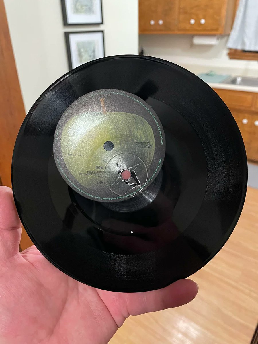 beatles_univ's tweet image. 【続き】"Now and then I miss you." said the sticker machine to the center of the record (僕はときどき君を貼る作業でミスしてしまうんだ。ステッカー機がレコード中央部分に語れり）という作品(?)も好きだ。無関係のPICKLE SLICER Joke (jokes4us.com/winnersjokes/p…)まで思い出してしまう。【続く】