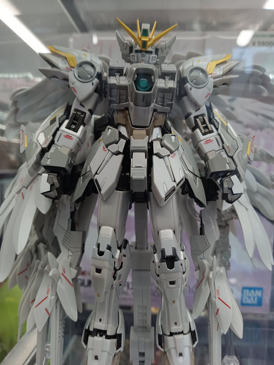 sein6787's tweet photo. hobbyショップで欲しい機体がズラリ😎　どれもカッコいい…！ https://t.co/jlLhWO6fxp