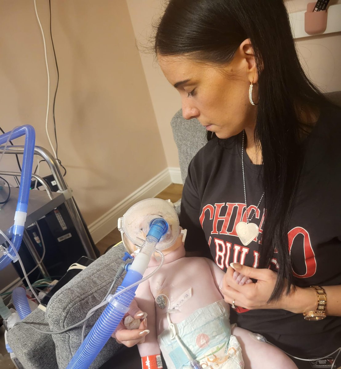 SimoPillon's tweet photo. Ieri dopo l'estubazione #IndiGregory ha smesso di respirare. Poi la piccola guerriera si è ripresa e sta  lottando, assistita con amore e coraggio da mamma e papà. Durante la notte ha avuto stress e affaticamento. I genitori vorrebbero soluzioni diverse. Preghiamo e lavoriamo.
🙏 https://t.co/iYcyEoSb94