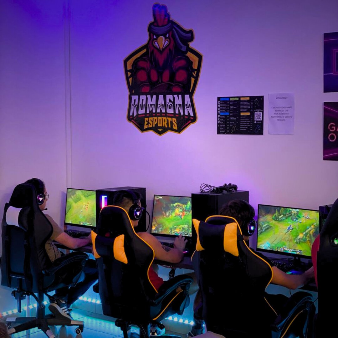 Oggi dalle 16:00 ci vediamo in sala per un altra edizione del Torneo di #leagueoflegends !! 
.
Dalle 15:00  la #seriea su megaschermo HD 
Alle 18:00 il derby della capitale Lazio-Roma 
Alle 20:45 Inter -Frosinone e la nostra mitica Cesena -Vis Pesaro 

#cesena #gaming #esports