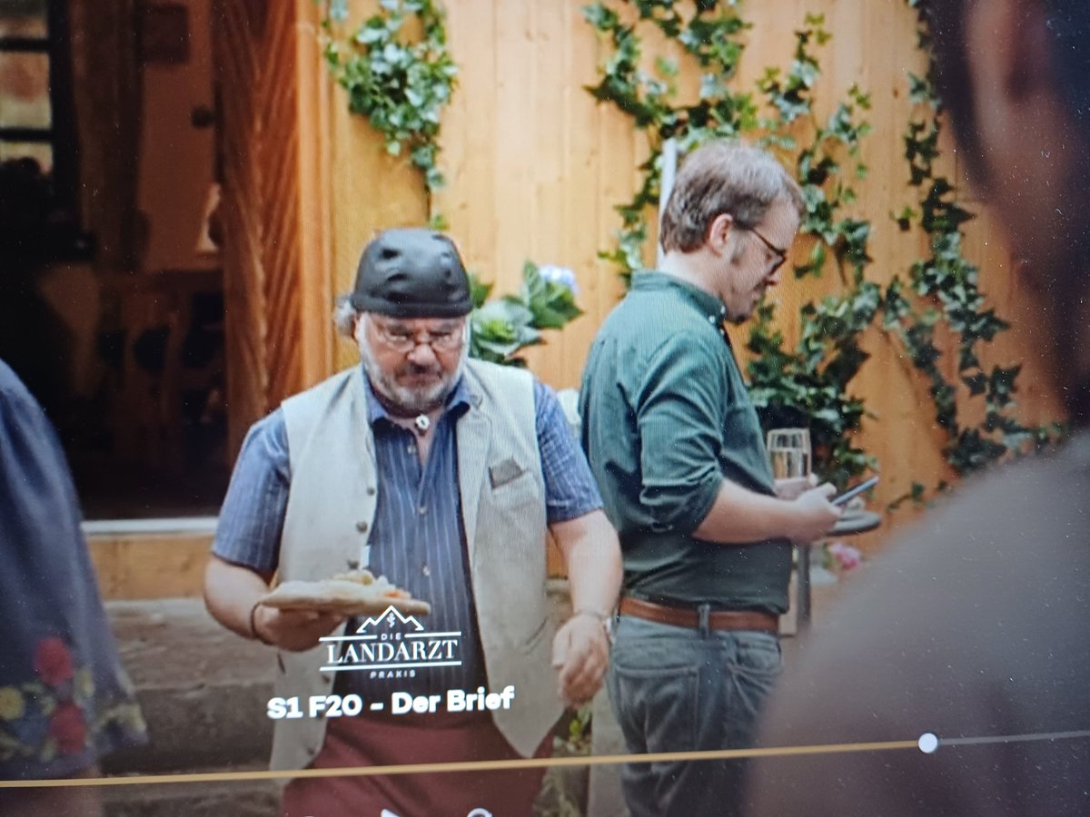 chrische1899's tweet photo. #Komparsen leben
Die fesche Wadln sagte der Regisseur, so nun in der Landarztpraxis zu bewundern 😂
#serie @sat1 @filmpool
Montag bis Freitag ab 19 Uhr https://t.co/dmxMvu43H0