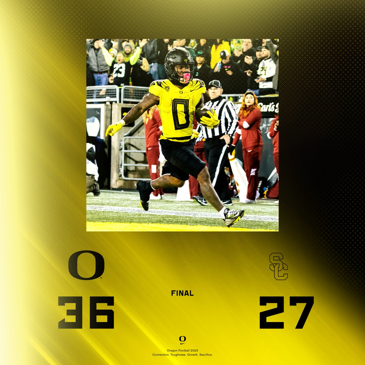 oregonfootball's tweet photo. Under the Autzen lights. #GoDucks https://t.co/2iaYoteYNd