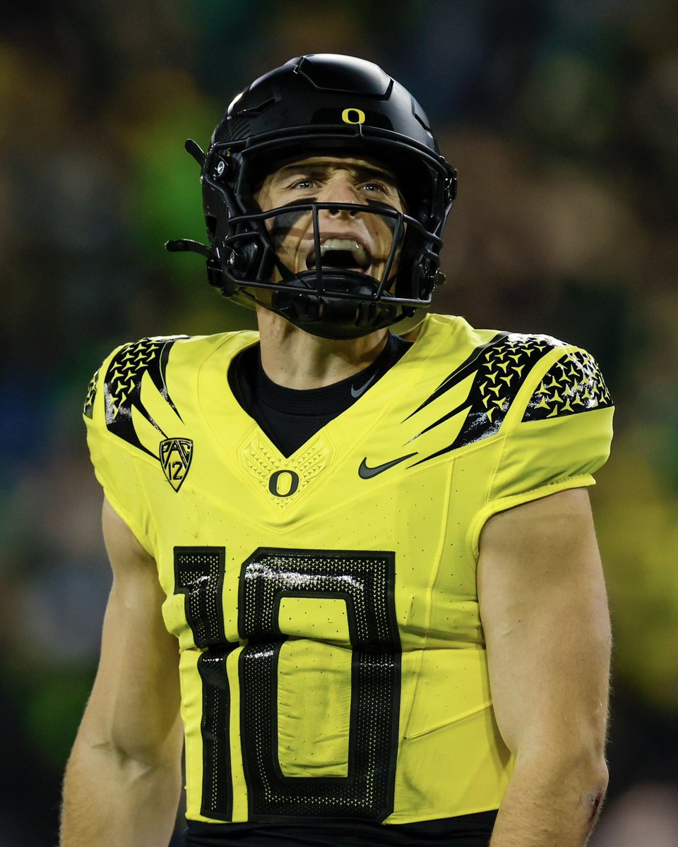 BleacherReport's tweet photo. Bo Nix vs. USC 🔥

22/29
402 YDS
4 TD

Oregon wins their 4th straight 🦆 https://t.co/iJZF7FKvVN