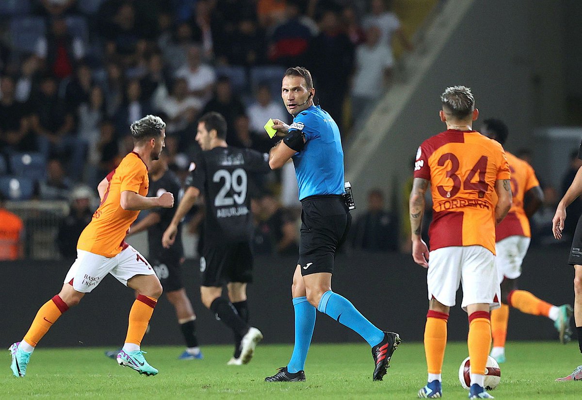 Levent Tüzemen: VAR'daki Emre Malok, dedikoduları boş çıkarmadı ve yine yaptı yapacağını. Son dakikada Massanga'nın Icardi'nin ayağına basmasını hakeme inceletmedi ve Galatasaray'ın penaltısını yedi.