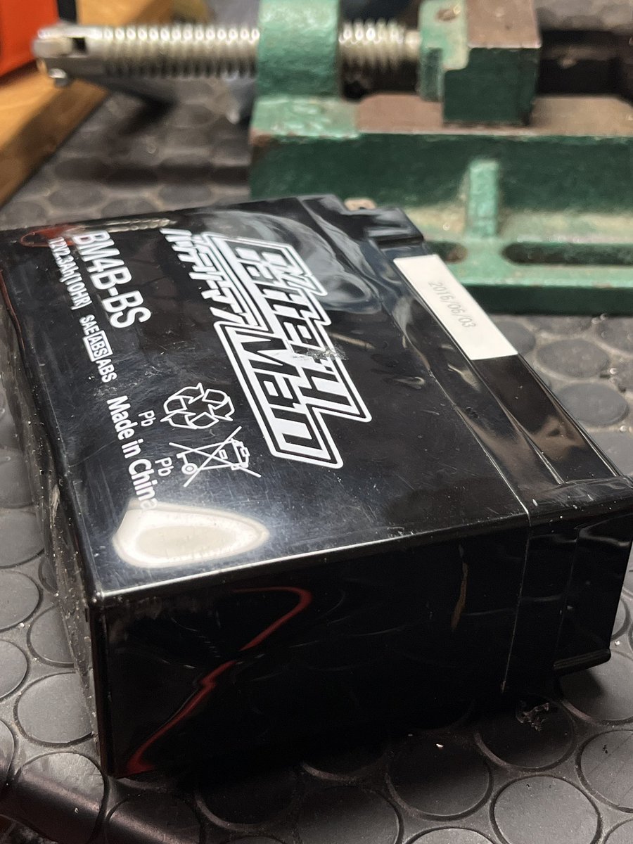 kee_fj's tweet photo. スクーターのバッテリーを過充電してしまい膨張が怖い事に。
これでも破裂しないケースは流石👍 https://t.co/GWyVip4624