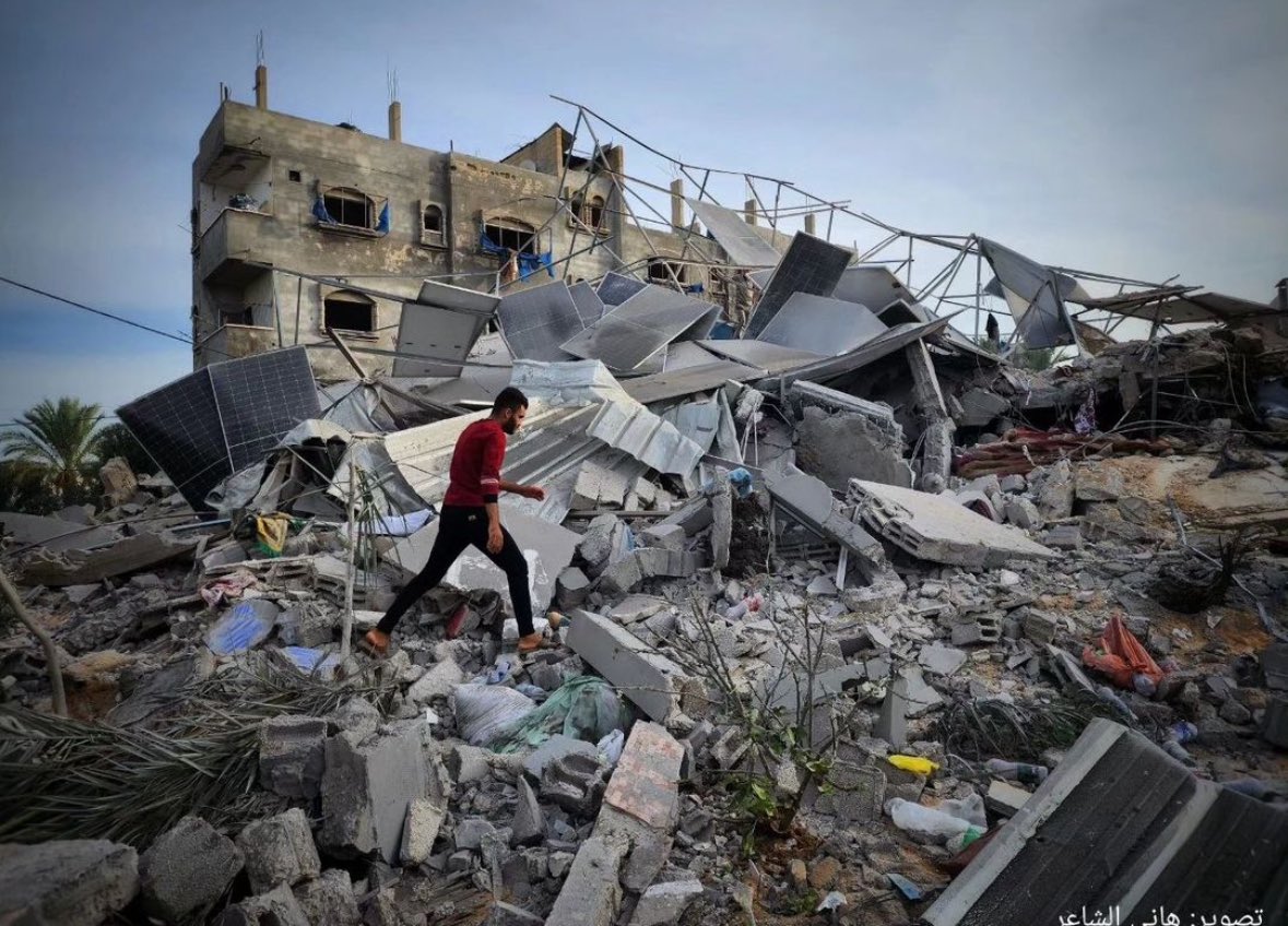 S25058Mpp's tweet photo. 🇵🇸Gaza | Occupation aircraft destroyed the homes of the Al-Jaidi and Fojo, west of the city of Rafah, leading to the martyrdom of 3 civilians.

#GazaUnderAttack 
#FreePalaestine 
#IsraelAttack 
#PalestineUnderAttack 
#TheReallmage https://t.co/ItDQ2pOes2