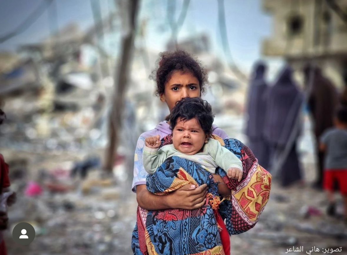 S25058Mpp's tweet photo. 🇵🇸Gaza | Occupation aircraft destroyed the homes of the Al-Jaidi and Fojo, west of the city of Rafah, leading to the martyrdom of 3 civilians.

#GazaUnderAttack 
#FreePalaestine 
#IsraelAttack 
#PalestineUnderAttack 
#TheReallmage https://t.co/ItDQ2pOes2