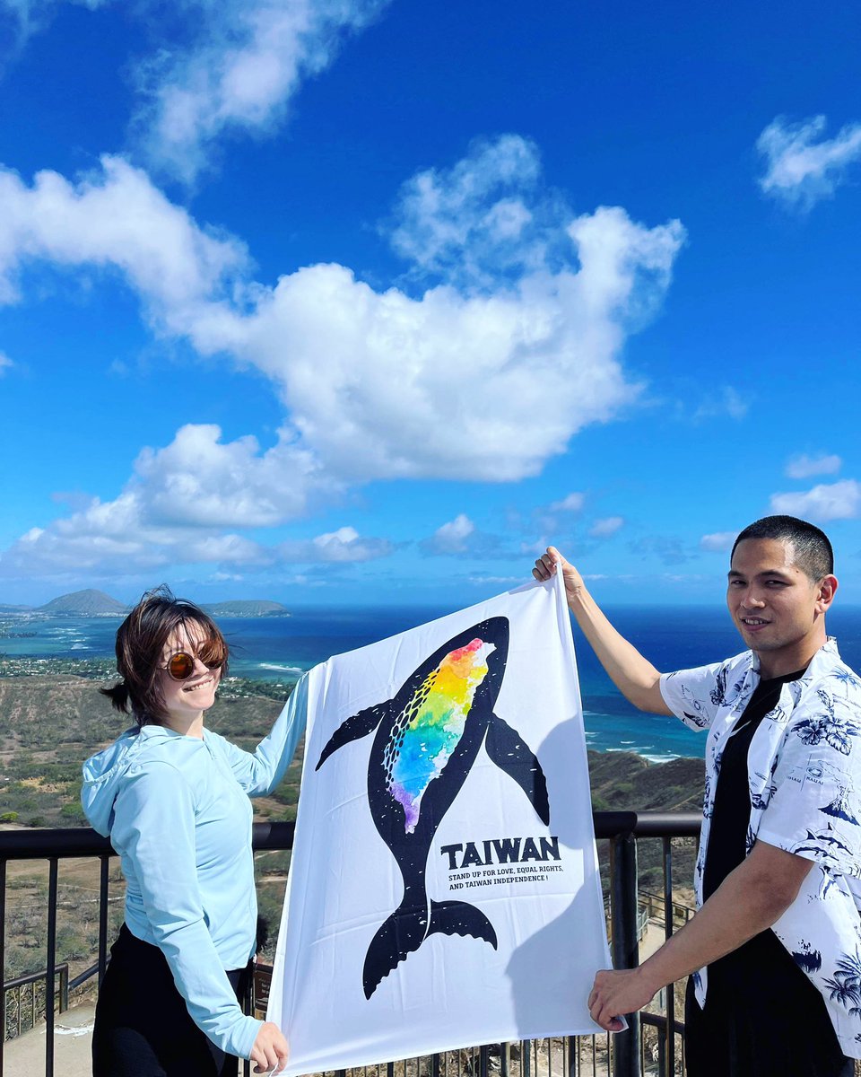 Taiwan flag at a Honolulu crater. 在夏威夷火山宣示台灣主權 With My former research assistant.