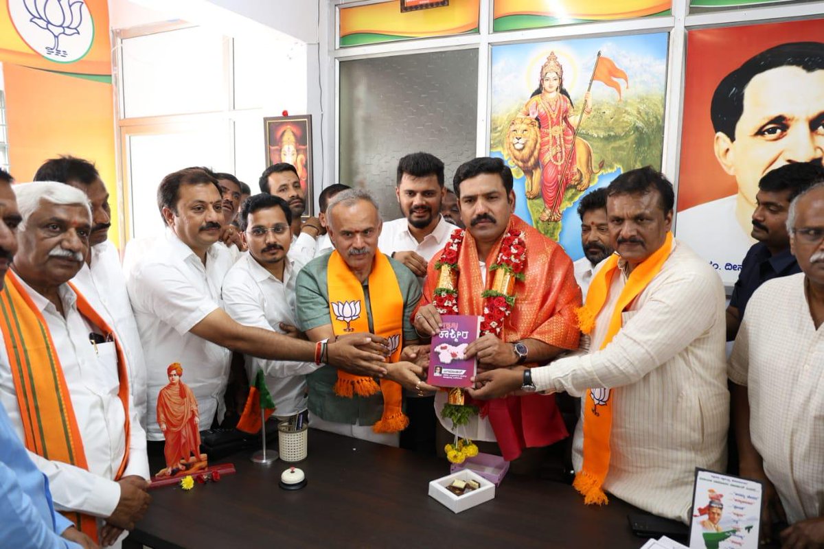 BYVijayendra's tweet photo. ಇಂದು ತುಮಕೂರು ಬಿಜೆಪಿ ಜಿಲ್ಲಾ ಕಾರ್ಯಾಲಯ ಕಮಲ ಕೃಪಕ್ಕೆ ಭೇಟಿ ನೀಡಿ ಪಕ್ಷದ ಪದಾಧಿಕಾರಿಗಳು ಹಾಗೂ ಕಾರ್ಯಕರ್ತರಿಗೆ ದೀಪಾವಳಿ ಹಬ್ಬದ ಶುಭ ಕೋರಲಾಯಿತು. ಮುಂಬರುವ ಲೋಕಸಭಾ ಚುನಾವಣೆಯನ್ನು ಸಮರ್ಥವಾಗಿ ಎದುರಿಸಲು ಬೂತ್ ಮಟ್ಟದಿಂದ ಪಕ್ಷವನ್ನು ಸಜ್ಜುಗೊಳಿಸುವ ನಿಟ್ಟಿನಲ್ಲಿ ಎಲ್ಲರೂ ಶ್ರಮಿಸಬೇಕೆಂದು ಕರೆ ನೀಡಲಾಯಿತು.

ಈ ಸಂದರ್ಭದಲ್ಲಿ ರಾಜ್ಯ ಉಪಾಧ್ಯಕ್ಷರಾದ ಶ್ರೀ ಎಂ.ಬಿ.ನಂದೀಶ್ ಅವರು, ಶಾಸಕರಾದ ಶ್ರೀ ಬಿ.ಸುರೇಶ್ ಗೌಡ ಅವರು, ಮಾಜಿ ವಿಧಾನ ಪರಿಷತ್ ಸದಸ್ಯರಾದ ಶ್ರೀ ಎಂ.ಡಿ.ಲಕ್ಷ್ಮಿನಾರಾಯಣ್ ಅವರು, ಜಿಲ್ಲಾಧ್ಯಕ್ಷರಾದ ಶ್ರೀ ರವಿಶಂಕರ್ ಹೆಬ್ಬಾಕ ಅವರು, ಮಧುಗಿರಿ ಜಿಲ್ಲಾಧ್ಯಕ್ಷರಾದ ಶ್ರೀ ಮಂಜುನಾಥ್ ಅವರು, ಪಕ್ಷದ ಪದಾಧಿಕಾರಿಗಳು, ಮುಖಂಡರು ಹಾಗೂ ಕಾರ್ಯಕರ್ತರು ಉಪಸ್ಥಿತರಿದ್ದರು.