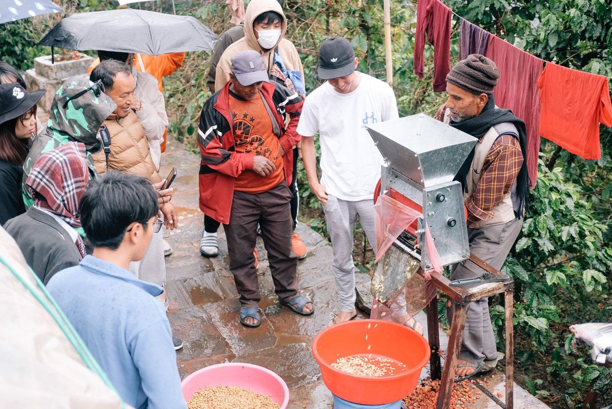 ／
植樹プロジェクト、いよいよ収穫です🍒☕️
2024.2.17〜2.23
ネパールツアー開催決定🇳🇵
＼

3年前に植えたコーヒーの木からできた実をいよいよ収穫します！みんなでネパール行きましょう！そして農家さんと収穫を祝いましょう🎉

▼詳しい募集要項はこちらから
notion.so/bikascoffee/BI…