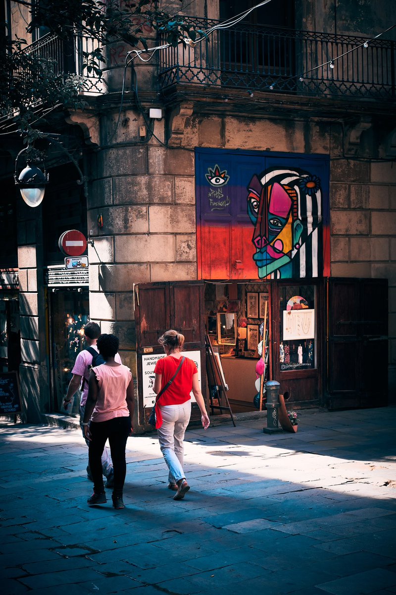 Picasso-inspired #corner

📸 Fujifilm X-T4

📷 Fujinon XF 35mm F2 R WR

⚙️ ISO 160 - f/4.0 - Shutter 1/320

#barcelona #city #street #alleys #streets #streetphotography #streetphotographer #urban #urbanphotography #wallpainting #painting #streetart #store #jewelry…