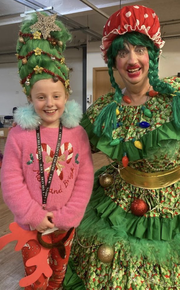 🌟 Our panto stars always take the time to meet everyone who comes to see the show, inviting the audience to join them on stage for photos after the performance. 🐮 Jack and The Beanstalk 🗓️ Fri 22nd - Sat 30th December 🎟️ theviaducttheatre.co.uk/shows-tickets/…