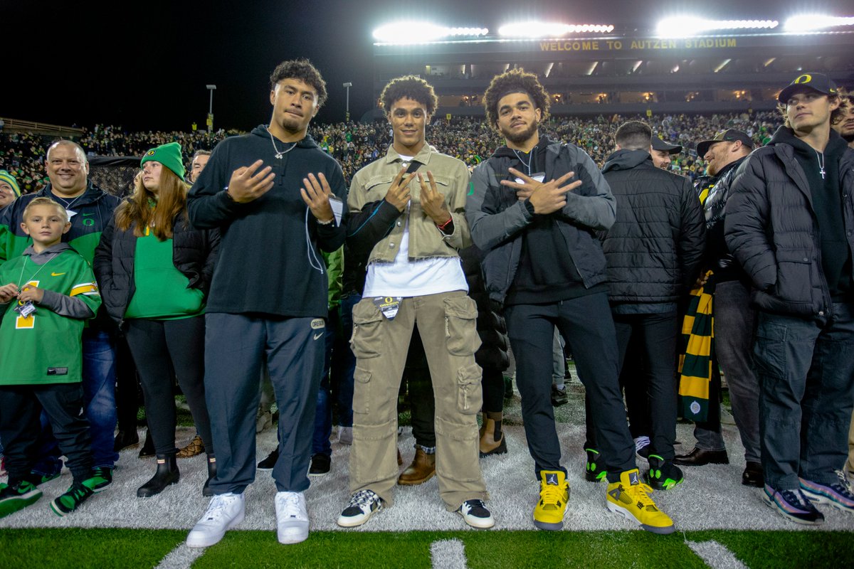 Big-time trio in the house 👋 🦆 @B1essah 🦆 @chrisgonzo28 🦆 @bennettw04 #GoDucks x #ProDucks